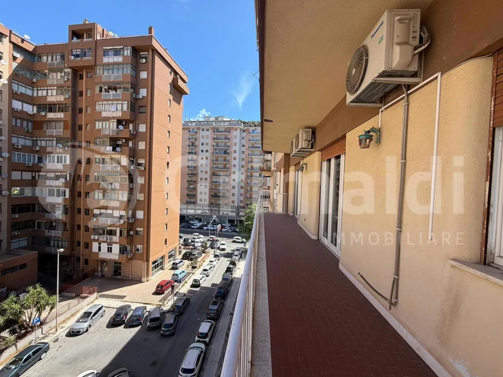 Balcon - Apartment with Balcony in Palermo