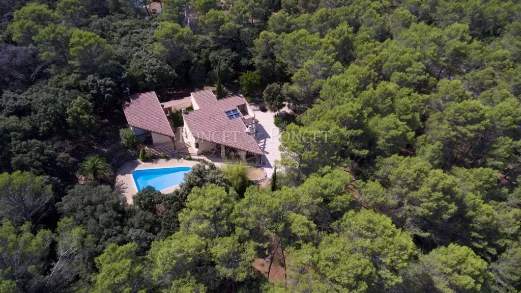 Vista aerea - Architect-Designed Villa with Pool near Montpellier
