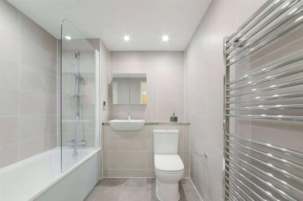 Bathrooms - 2-bedroom apartment in London