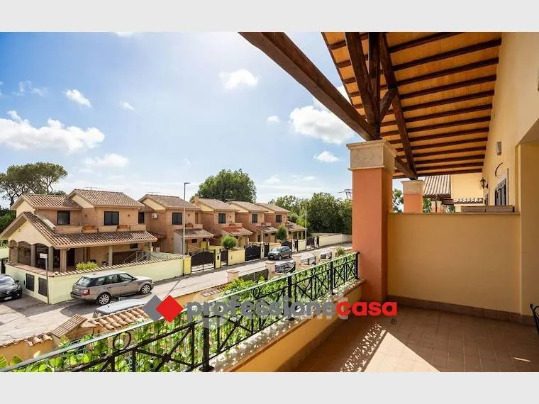 Balcone - Casa indipendente con giardino a Pomezia