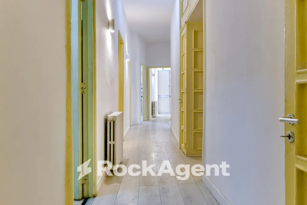 Esik - Apartment with Terrace in Central Chiaia