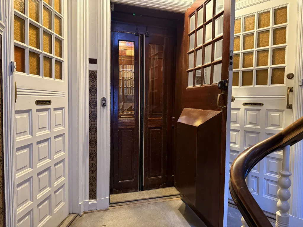 Esik - 5-Room Apartment with Stucco and Balconies in Central Location