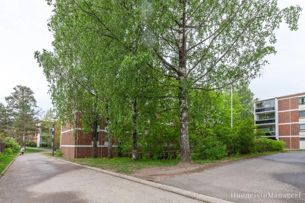 Exterior - Spacious 3-Bedroom Flat with Balcony in Olari, Espoo