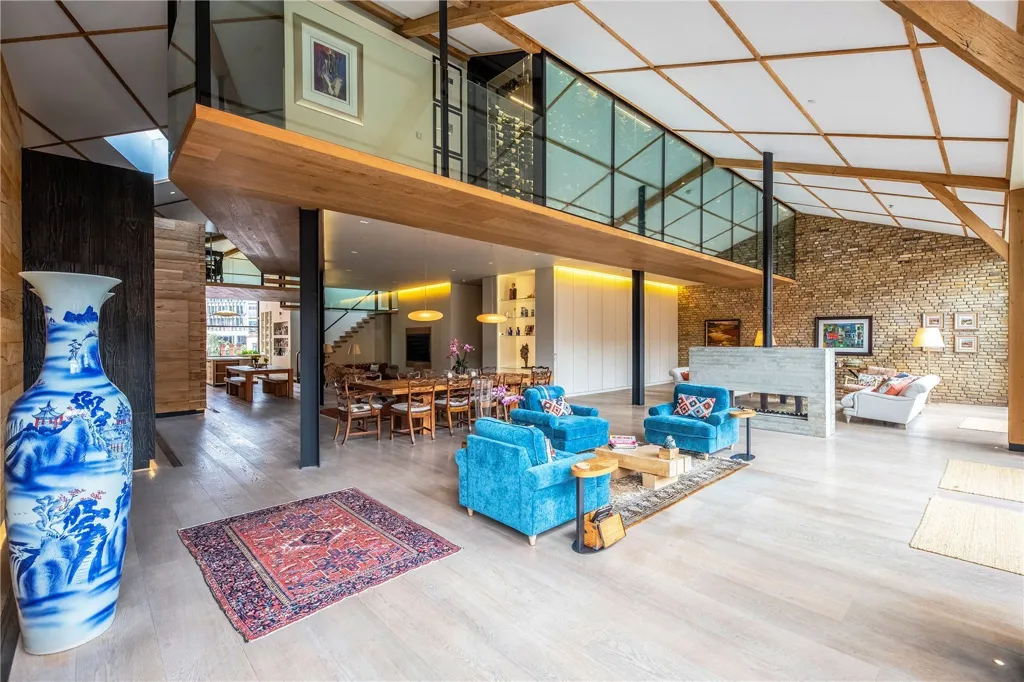 Living Room - 3-bedroom property in London