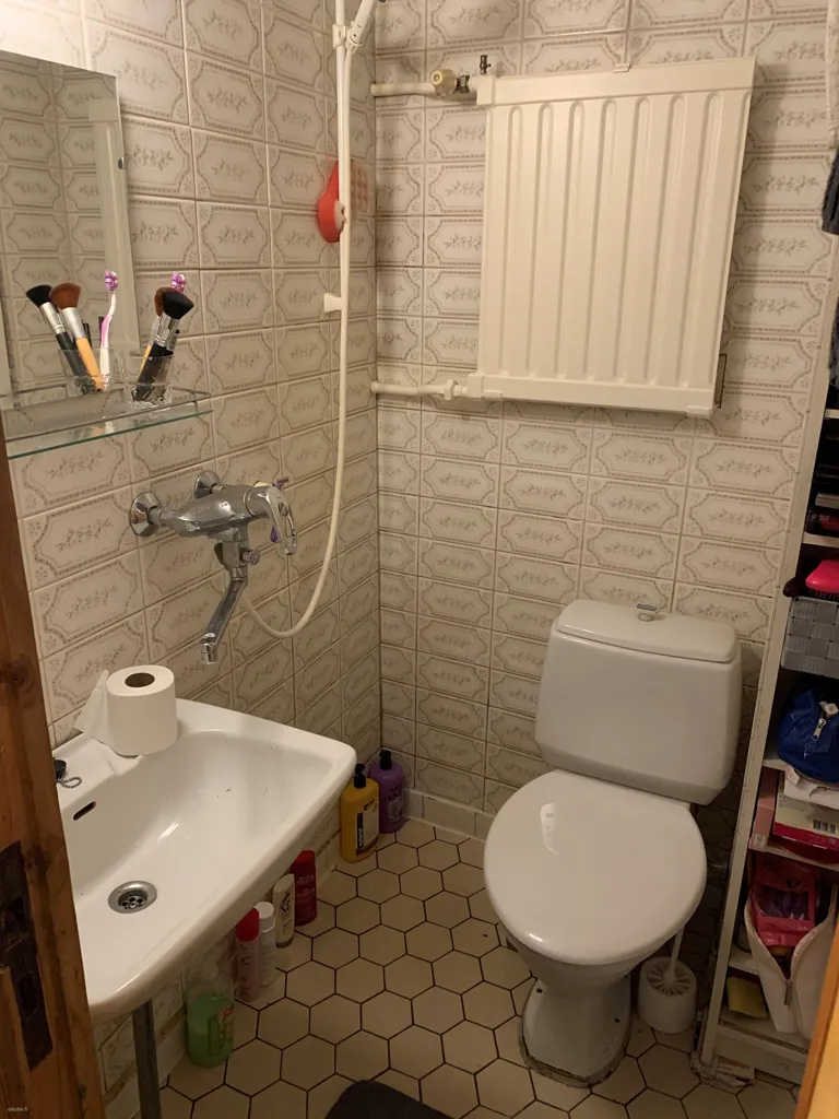Bathrooms - Bright 1-Bedroom Flat with Metro Access in Kallio