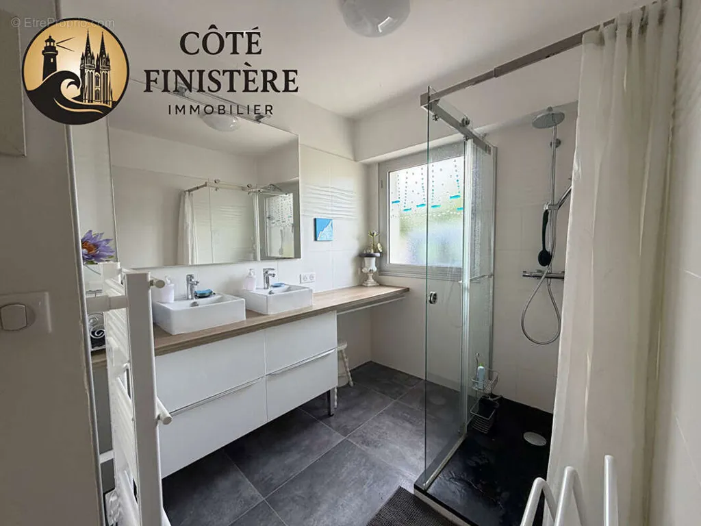 Salles de bain - Maison de Plain-Pied avec Jardin à LOCTUDY