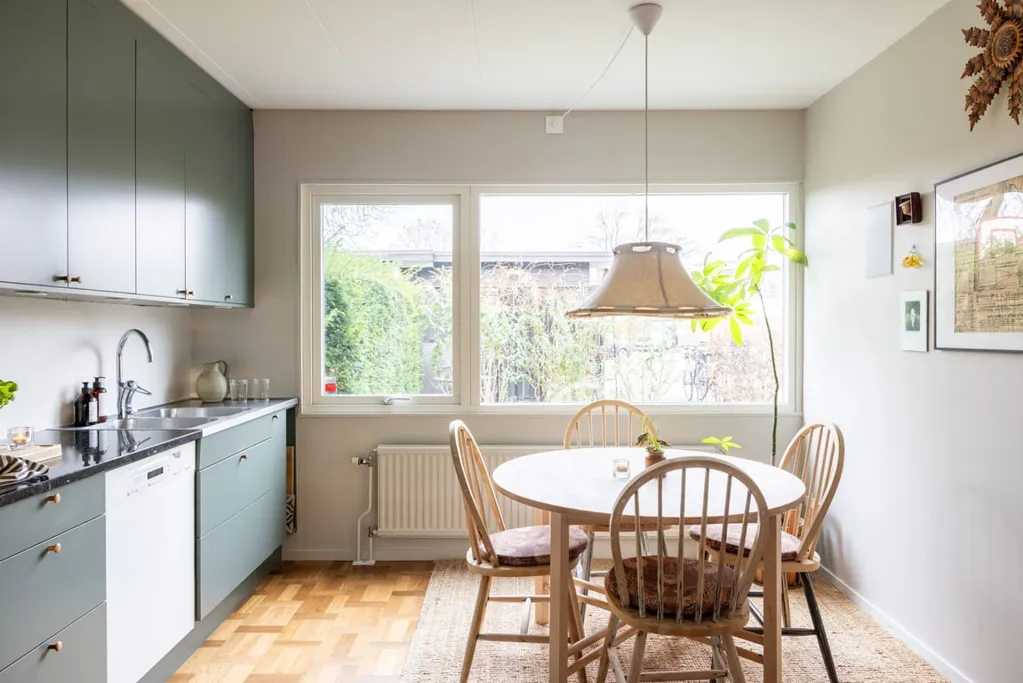 Sala da pranzo - Renovated 2-Storey House with Garden in Bellevue