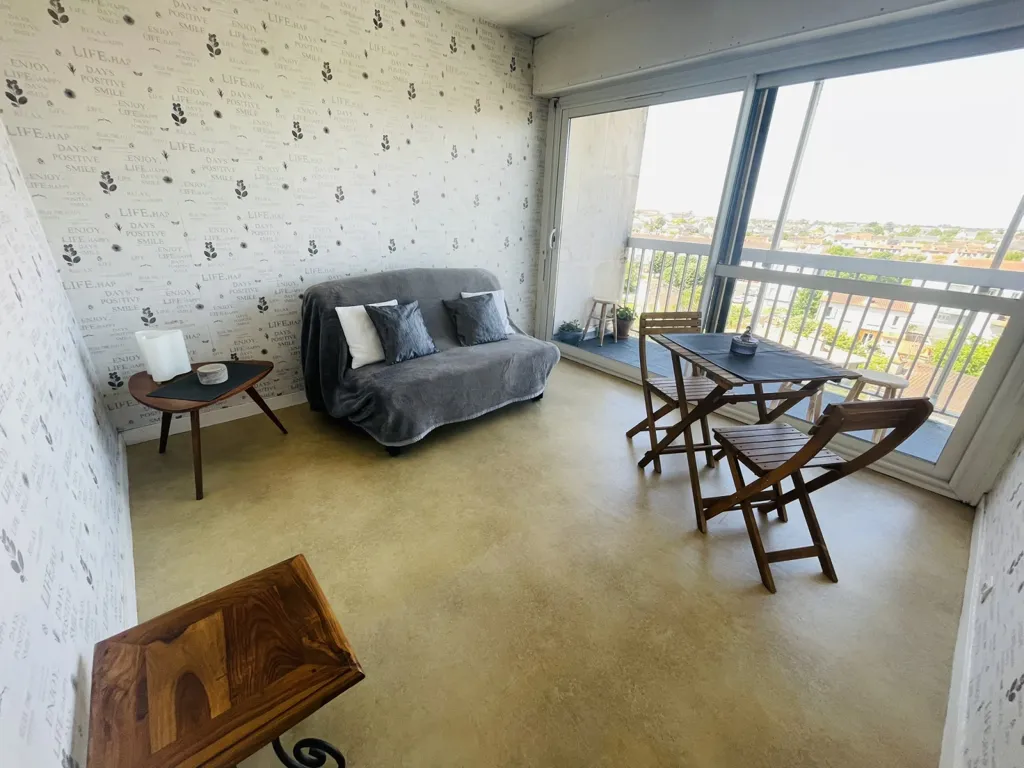 Balcony - Bright Apartment with Balcony in Poitiers