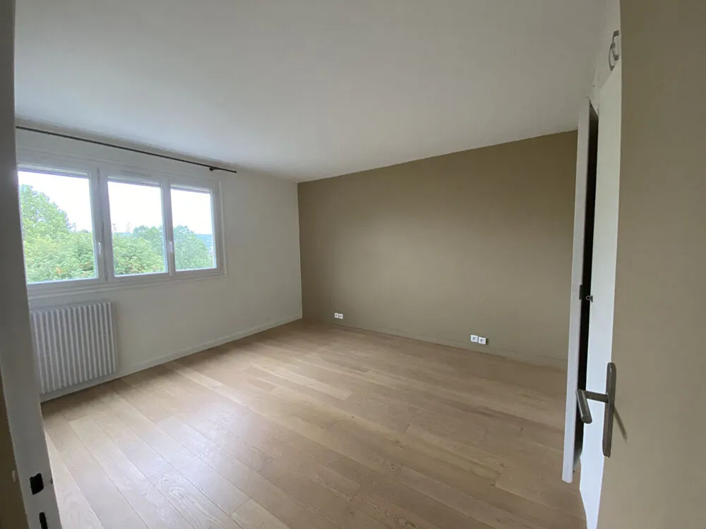 Stanze - 3-Bed Apartment with Balcony in Yvelines