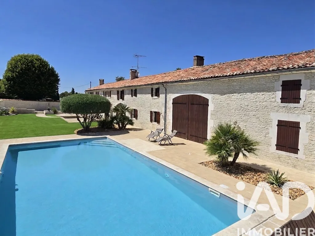 Piscine - Longère de 12 Pièces avec Piscine près de Cognac