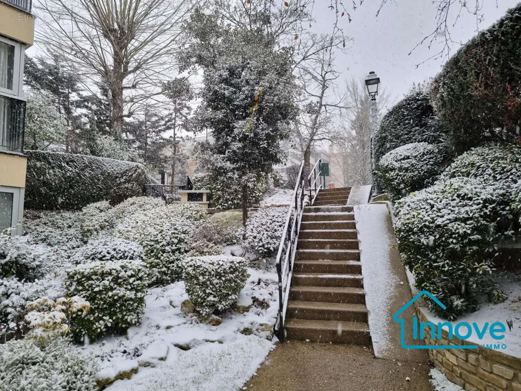 Garden - Luxury Flat with West View in Le Chesnay