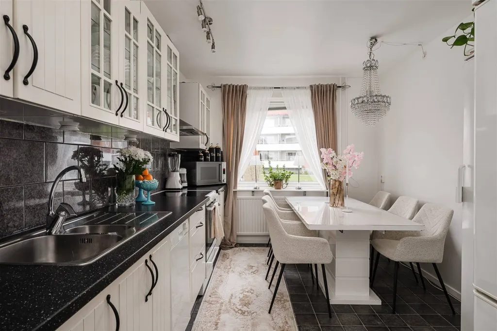 Köök - Light and Spacious Flat with Balcony in Murberget
