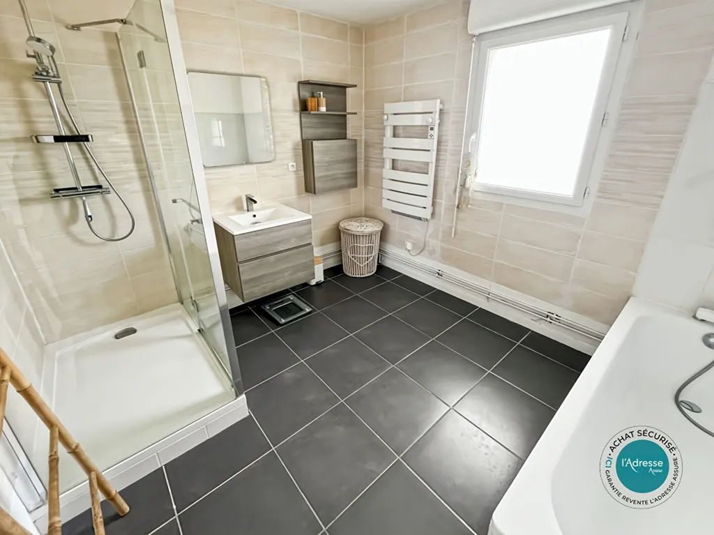 Salles de bain - Maison Récemment Construite avec Jardin à Corbeil-Essonnes