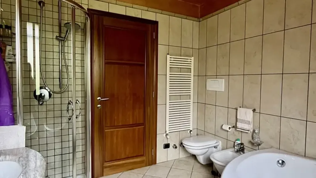 Salles de bain - Villa with Panoramic Balcony in Valle Intelvi