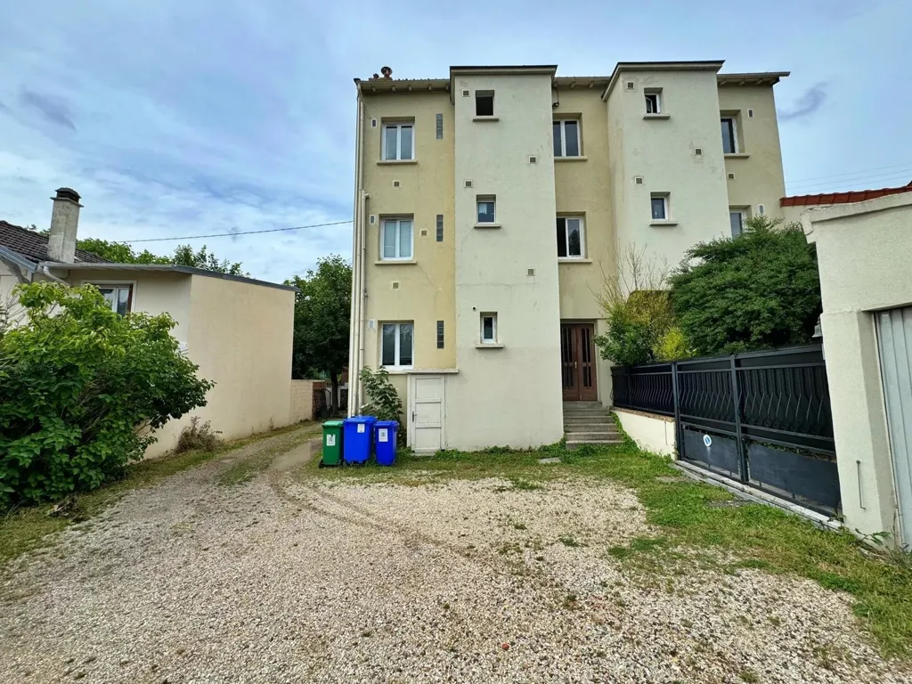 Extérieur - Appartement Rénové avec Vue sur Jardin à Proximité de la Gare RER E
