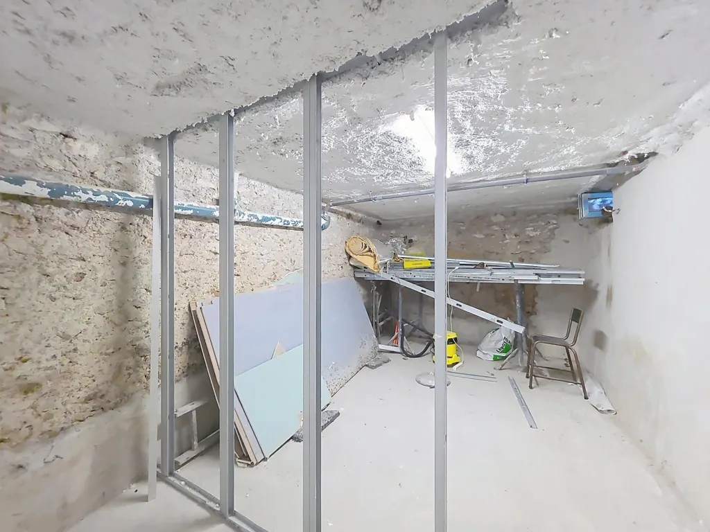 Rooms - Underground Space with High Ceiling in Montreuil