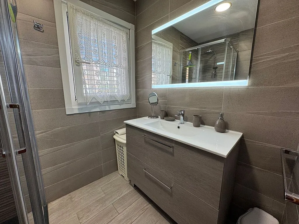 Bathrooms - Apartment with Pool and Terrace in Arguineguín