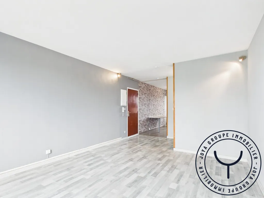 Pièces - Appartement Traversant avec Double Exposition à Saint-Julien-les-Villas