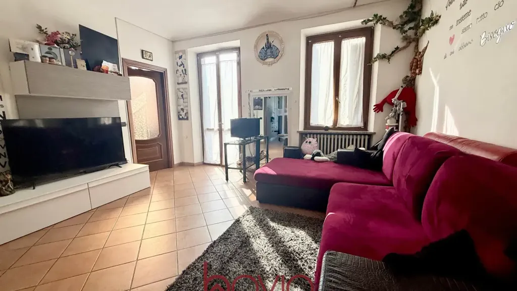 Living Room - Quadrilocale with Private Courtyard in Regio Parco, Turin