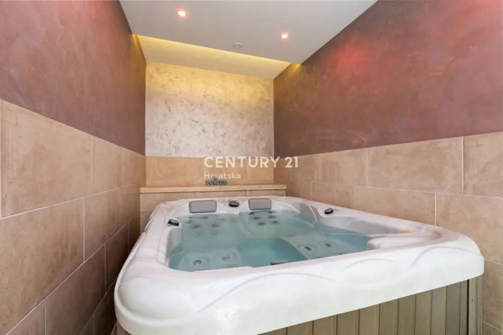 Pièces - Three-Bedroom House with Garden in Pazin Centre
