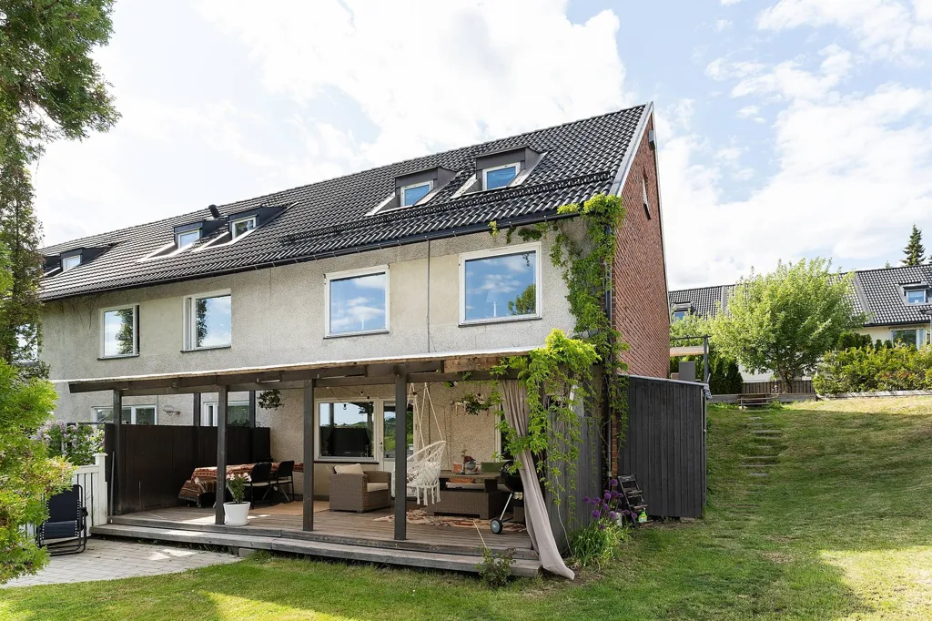 Aed - Renovated Terraced House with Corner Plot