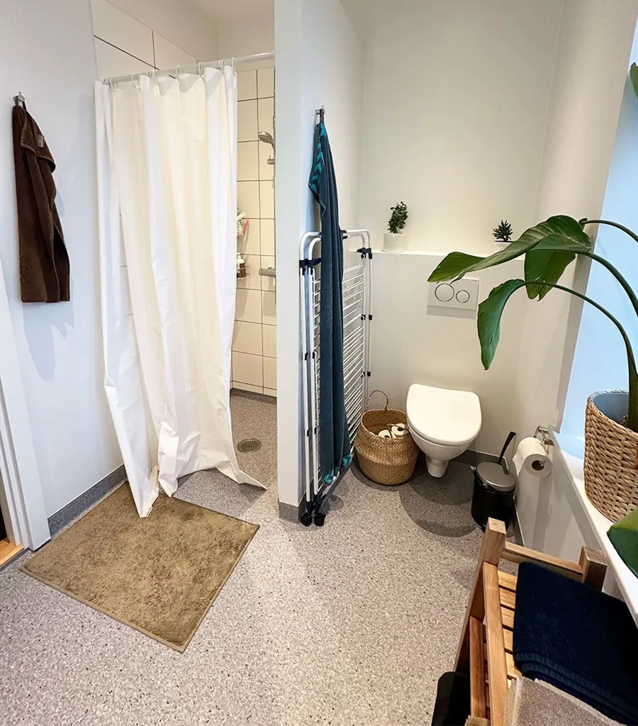 Vannitoad - 3-Bedroom Flat with Parking in Aalborg