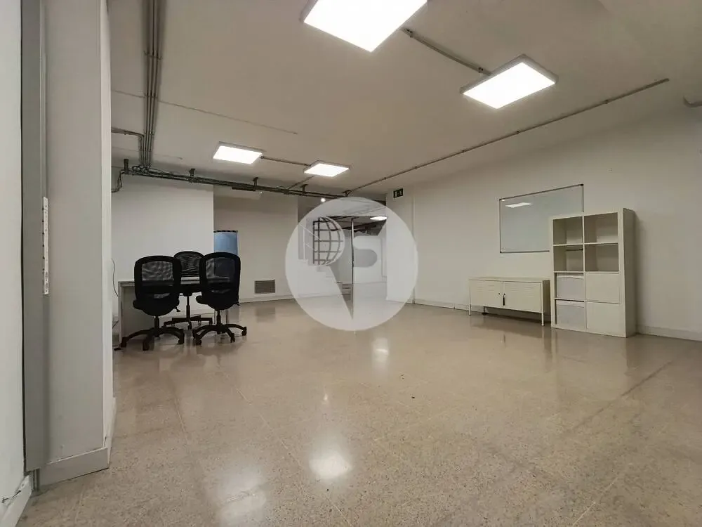 Bureau - Commercial Space with Large Facade in Comte Borrell
