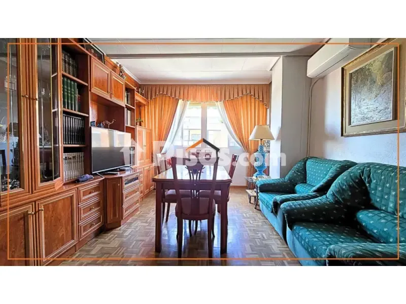 Sala da pranzo - Bright 3-Bedroom Flat with South View in Retiro