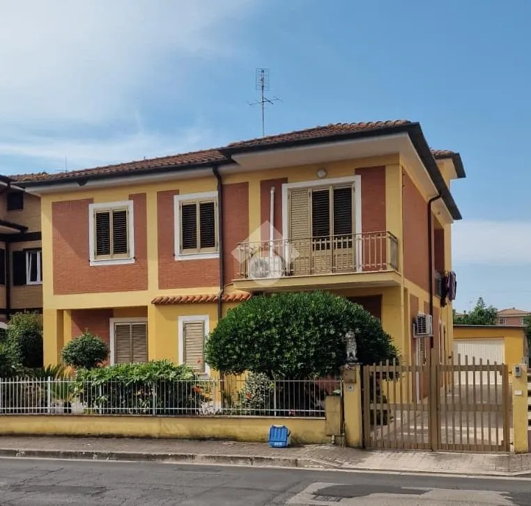 Esterno - Triplex with Garden in Latina