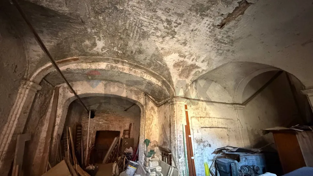 Pièces - Warehouse/Studio for Renovation in Foligno