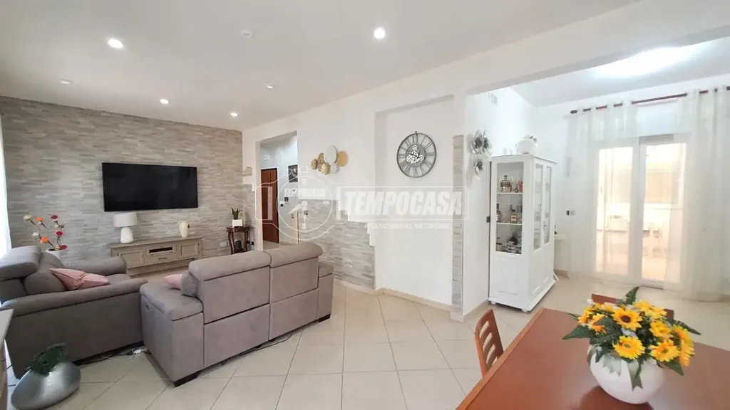 Elutuba - Fully Renovated Apartment with Terrace in Adelfia