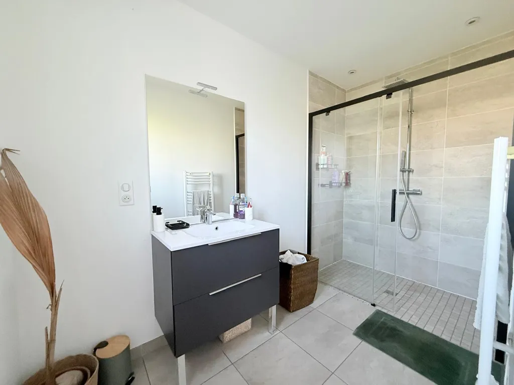 Salles de bain - Maison Contemporaine avec Jardin à Marquefave