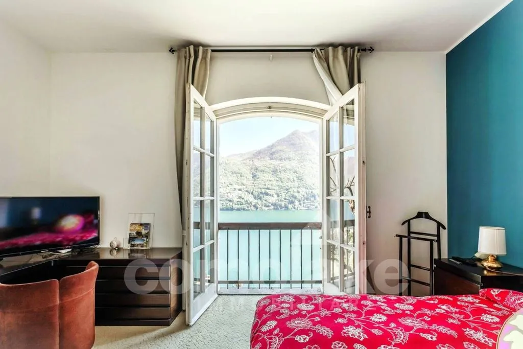 Bedrooms - Luxury Villa with Lake Views in Moltrasio