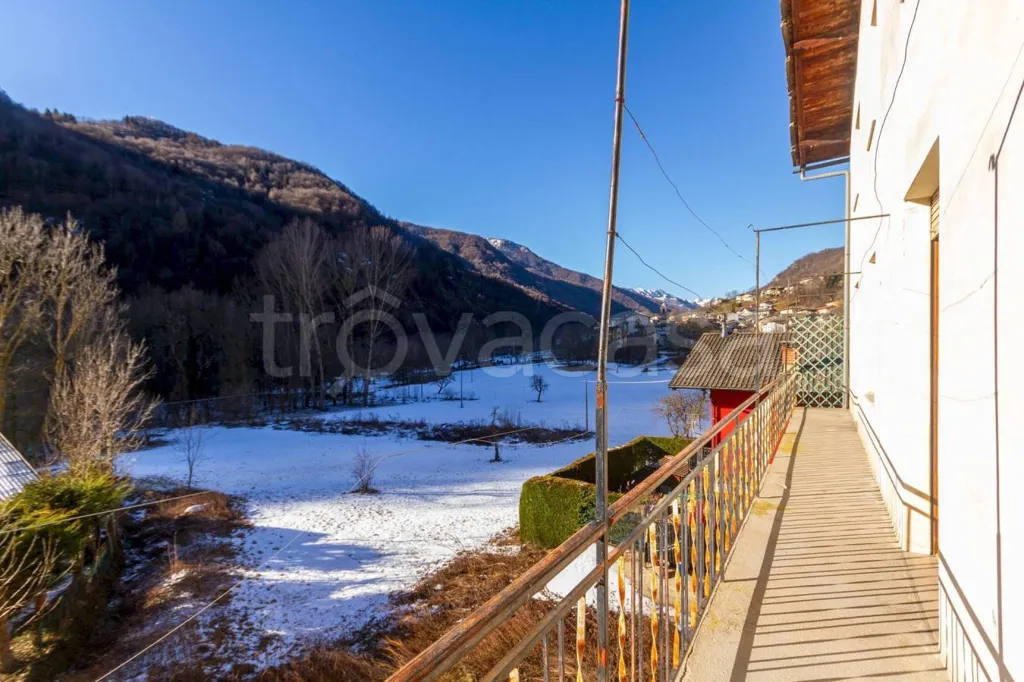 Balcon - Detached House with Three Garages in Frassino