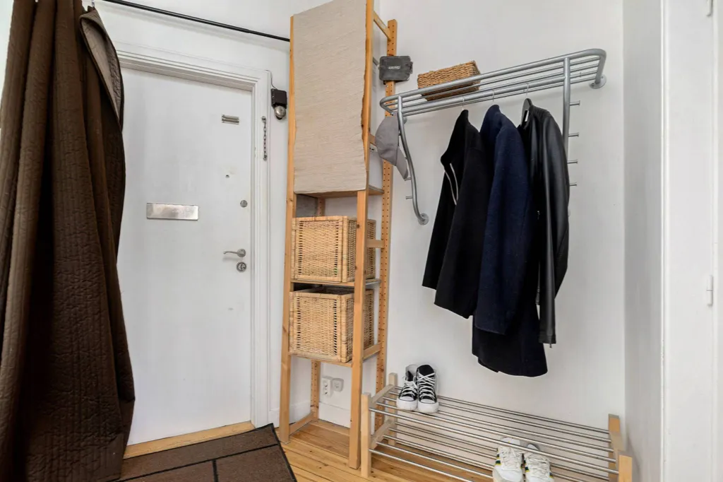 Ingresso - Charming Two-Bedroom Flat with Balcony in Stockholm