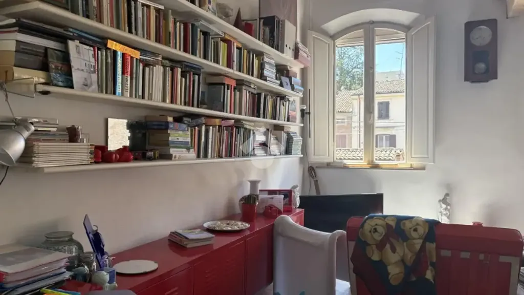 Bureau - Two-Bedroom Apartment in Historic Centre, Ferrara