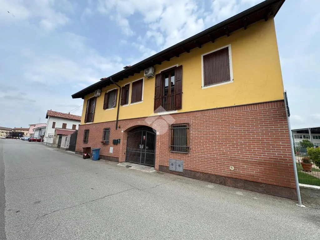 Exterior - Spacious 4-Bedroom Apartment in Sozzago