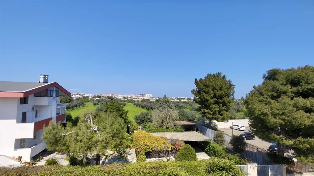 Aed - Four-Bedroom Apartment with Garden in Bari
