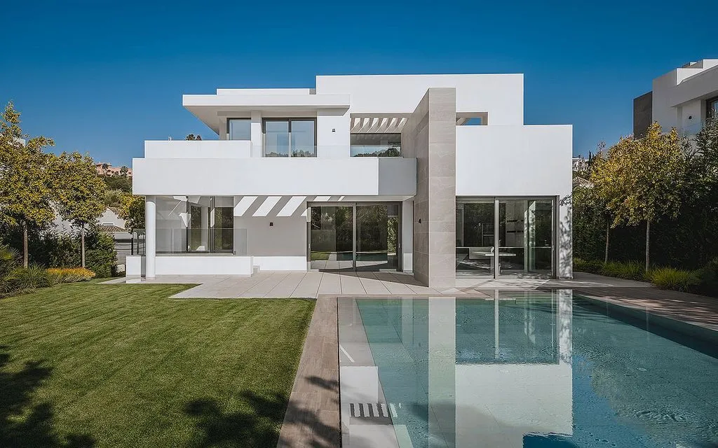 Bassein - Contemporary Villa with Pool in El Paraíso