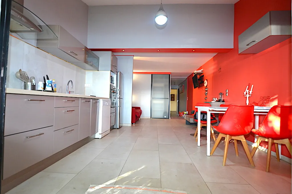 Cuisine - Appartement Moderne avec Jardin à la Marina