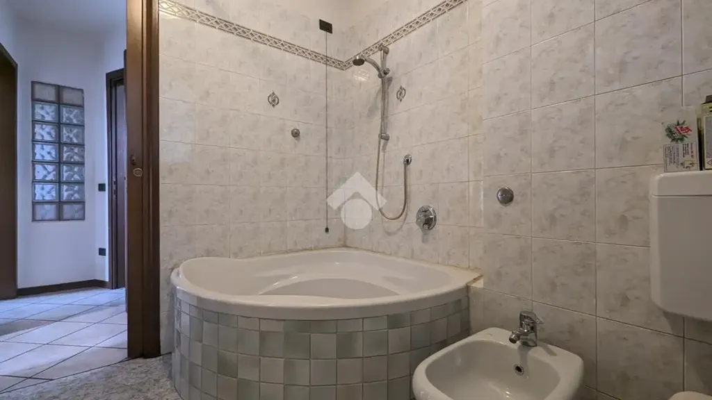 Salles de bain - Apartment with Triple Exposure in Gattatico