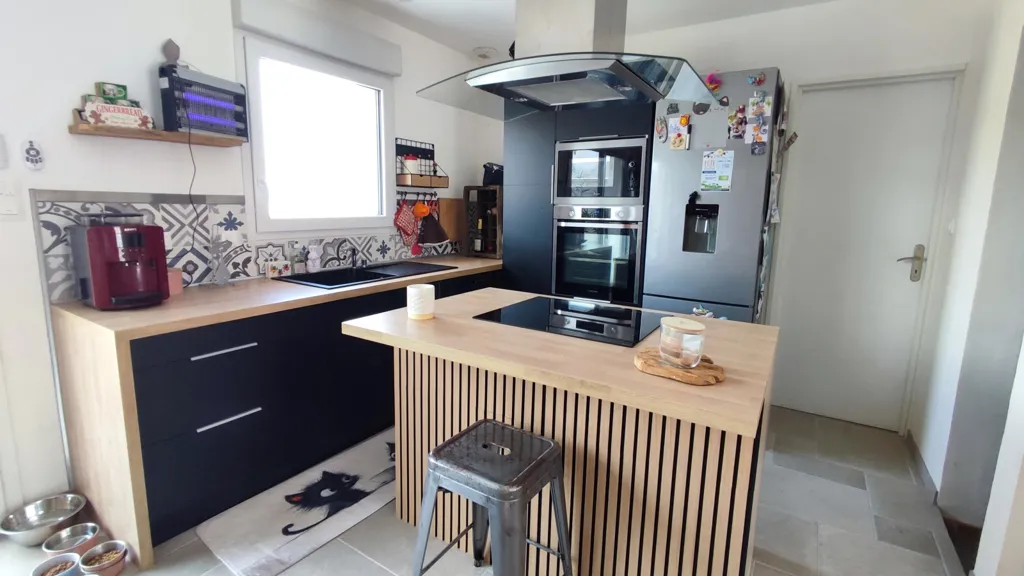Cuisine - Maison de Plain-Pied avec Piscine à Brizambourg