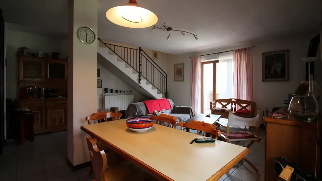 Salle à manger - Two-Level Apartment with Terraces in Alta Valle Intelvi