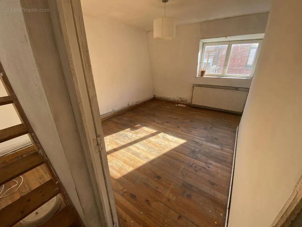 Toad - 1930s Semi-Detached House with Renovation Potential in Roubaix