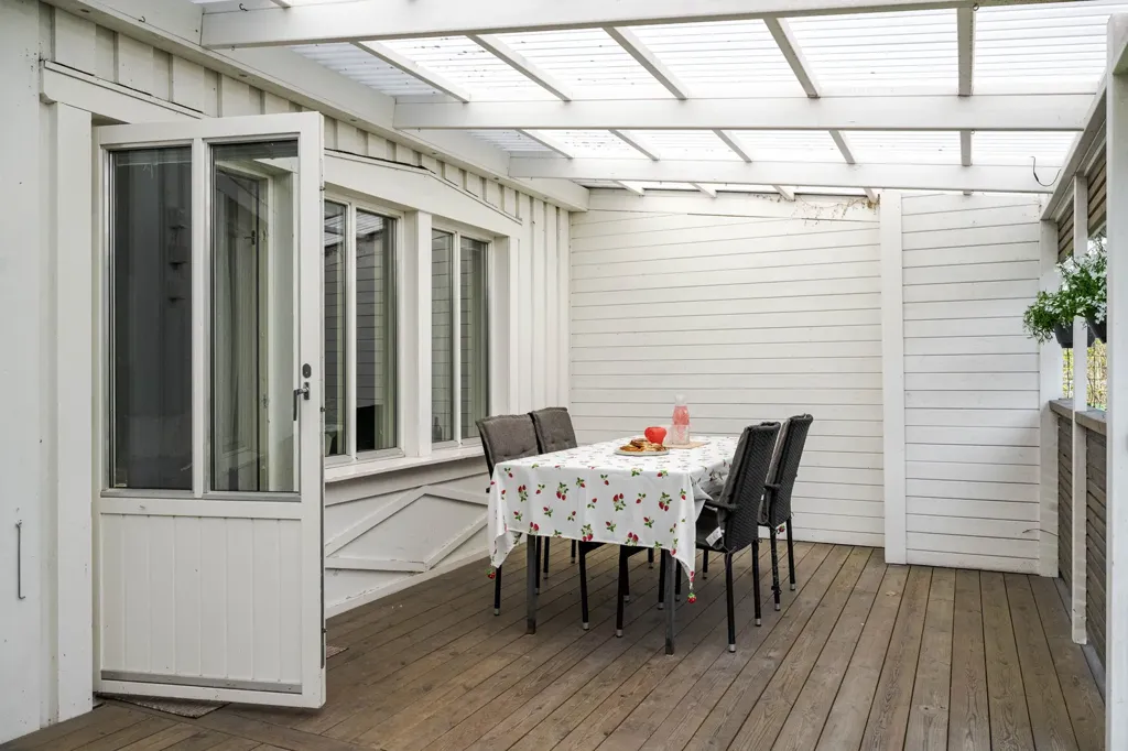 Terrasse - Modern Terraced House with Two Balconies in Ås