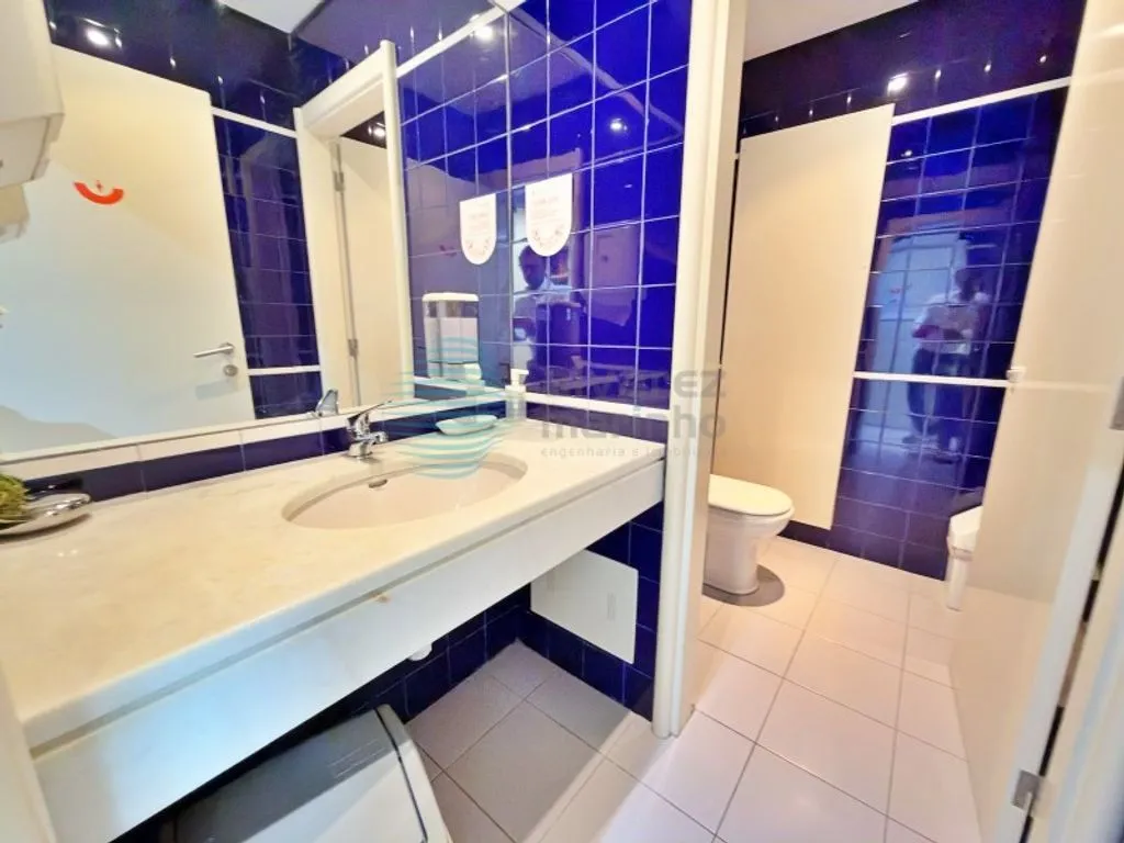Bathrooms - Office with Air Conditioning in Campo Grande, Lisbon