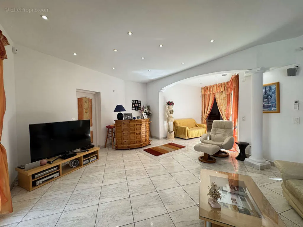 Séjour - Villa avec Piscine dans un Secteur Calme à La Grande-Motte