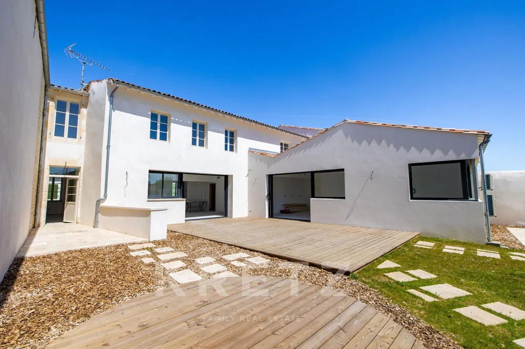 Garden - Renovated House with Pool in La Flotte