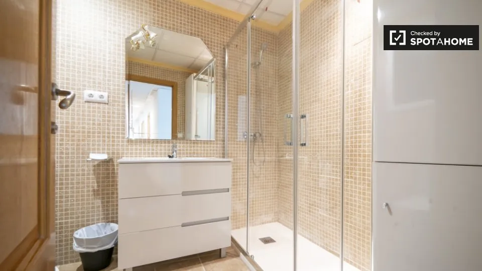 Bagni - Shared Flat with Terrace in Sant Francesc, Valencia