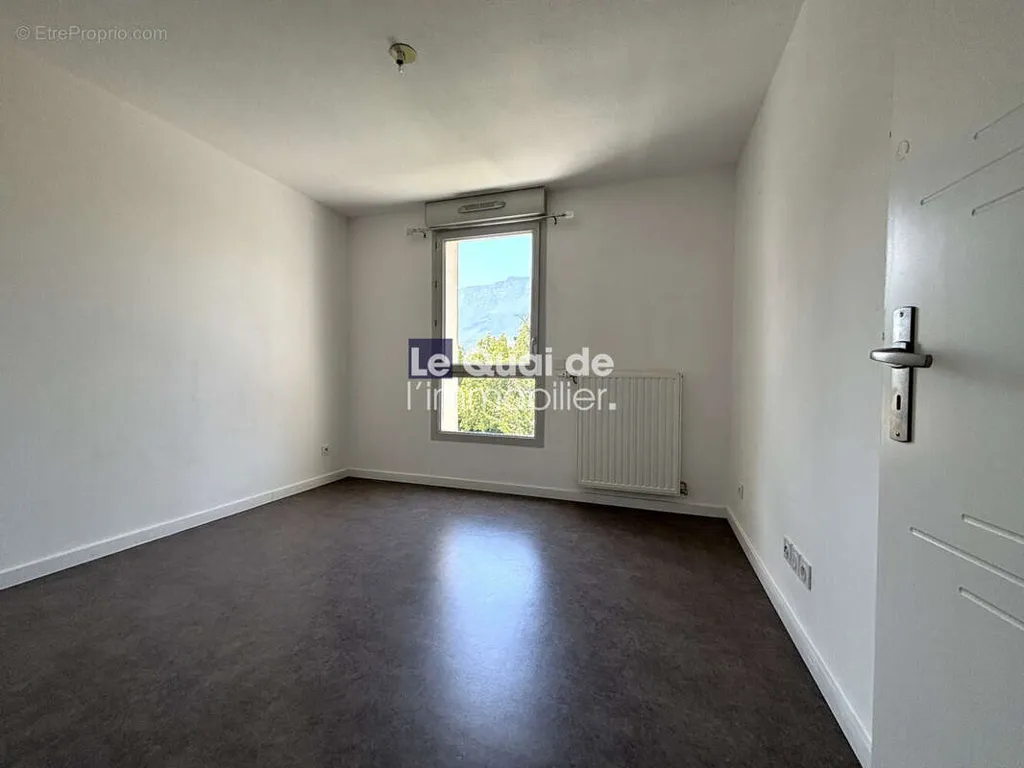 Rooms - T3 Apartment with Terrace in Echirolles